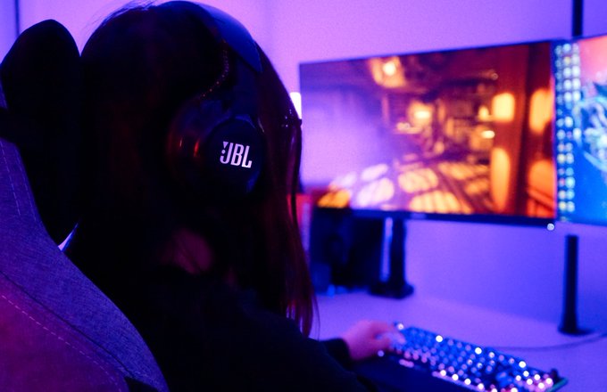 Sit back, relax, and game on ✨ 🎧 @liessshy