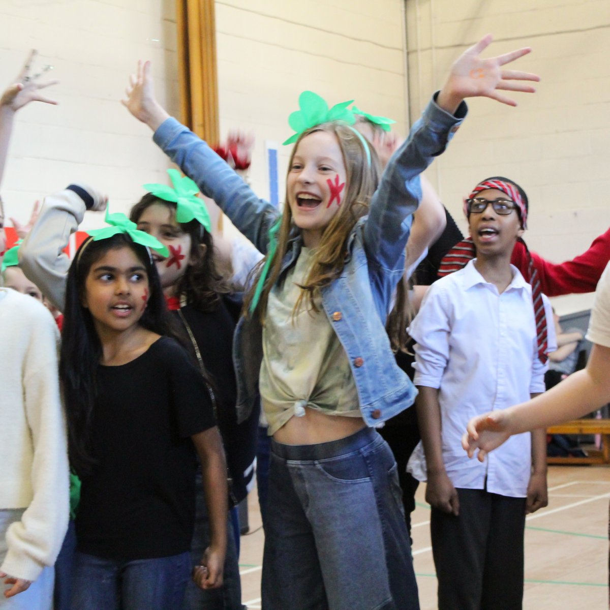 newlandhouse's tweet photo. The Interhouse Music Competition - a highlight of the school calendar. It was amazing! Fun, energetic & so much talent. Thank you to our judge, Mrs M Ashe, Director of Music at Lady Eleanor Holles & well done to winning house Jupiter ๐#newlandhouse #interhousemusic @LEHSchool https://t.co/tdD58M3nGI