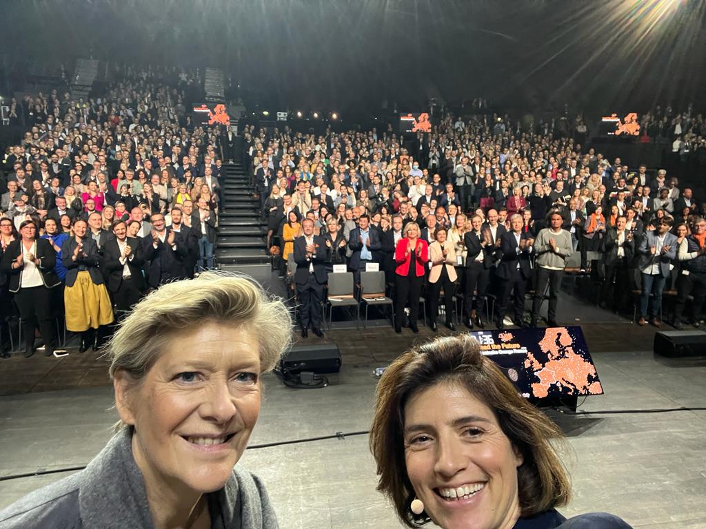 Quelle énergie !! 
C'est un vrai plaisir d'avoir retrouvé les équipes <a href="/Orange_France/">Orange France</a> ce matin pour partager notre stratégie #LeadTheFuture. Un collectif fort au service de l'excellence client ✨
Un grand merci pour votre accueil <a href="/fabiennedulac/">Fabienne Dulac</a> <a href="/fallacher/">JF Fallacher</a>.
