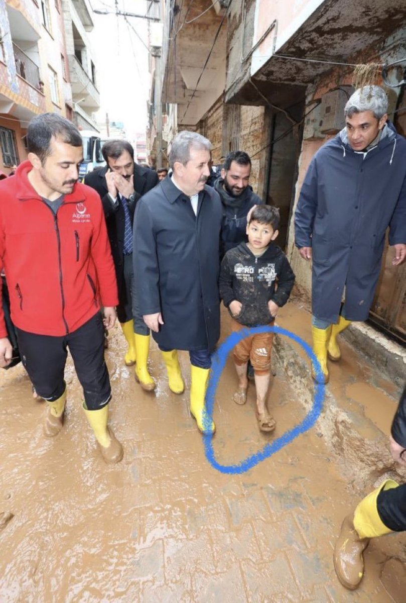 MUSTAFA DESTİCİ URFA'da!
Fotoğraf çektirmek için, kentimizde yeterince beceriksiz yerel yönetici rezervimiz var zaten! Bize gerekli olan, bu kentin yaşadığı acılar üzerinden siyaset yapmak değil! bu acıların yaşanmasına sebep olan sorunları gidermek...

#sanliurfa