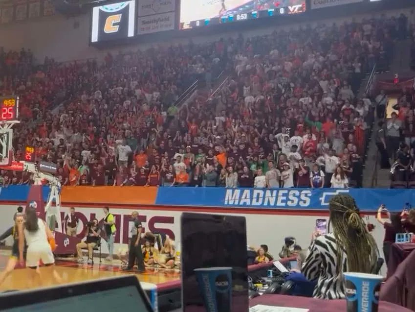 barstoolsports's tweet image. Give The Award For Best Student Section Of The Year To Virginia Tech For Singing Enter Sandman After The NCAA Banned It barstoolsports.com/blog/3460466/g…