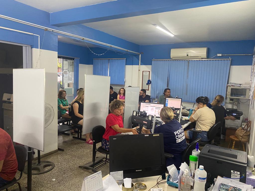 825 documentos! Força-tarefa realizada em Uruguaiana  encaminhou 825 carteiras de identidade, de 13 a 17/3. O Posto de Identificação teve horário estendido, até às 20 horas. Na 1a edição foram encaminhados 883 documentos, totalizando 1708 carteiras de identidade em 2 edições.