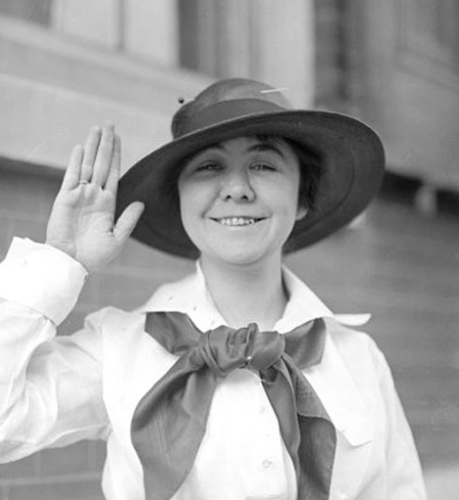 #OTD in 1917 - Loretta Perfectus Walsh was sworn in as a chief yeoman, becoming the first female ⚓ chief petty officer in the U.S. Navy. 

🥇 Four days earlier, Walsh had been the first woman to enlist in the U.S. Navy. 

#WomensHistoryMonth | #WomenInTheNavy