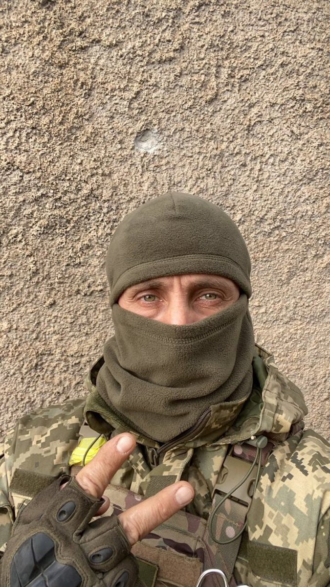 Merenyaka's tweet photo. Я так розумію, всі вже втомилися але військовим потрібна підтримка . Вони теж втомилися. Ось очі мого брата, який вже рік на фронті https://t.co/ccDEOaYX4I