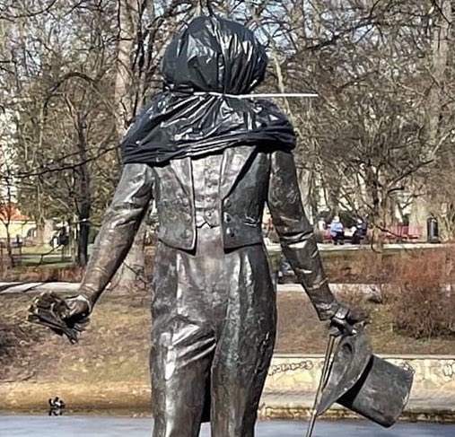 NashaCanada's tweet image. В Риге собираются сносить памятник Пушкину. Пушкин, кстати, никогда не был ни Риге, ни в Латвии. 

А как вы полагаете - нужен ли Пушкин Риге?
- да, нужен - лайк
- нет, не нужен - ретвит