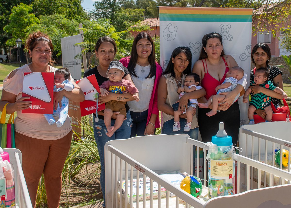LrDesarrollo's tweet photo. Mediante el programa #Qunitas y #PequeñosMimos garantizamos a los recién nacidos de la provincia un #SueñoSeguro.
Son 250 las familias a quienes llegará el beneficio donde los recién nacidos tienen acceso a un kit de cuna y accesorios para acompañar una crianza sana y segura. https://t.co/UhYDskDMuw