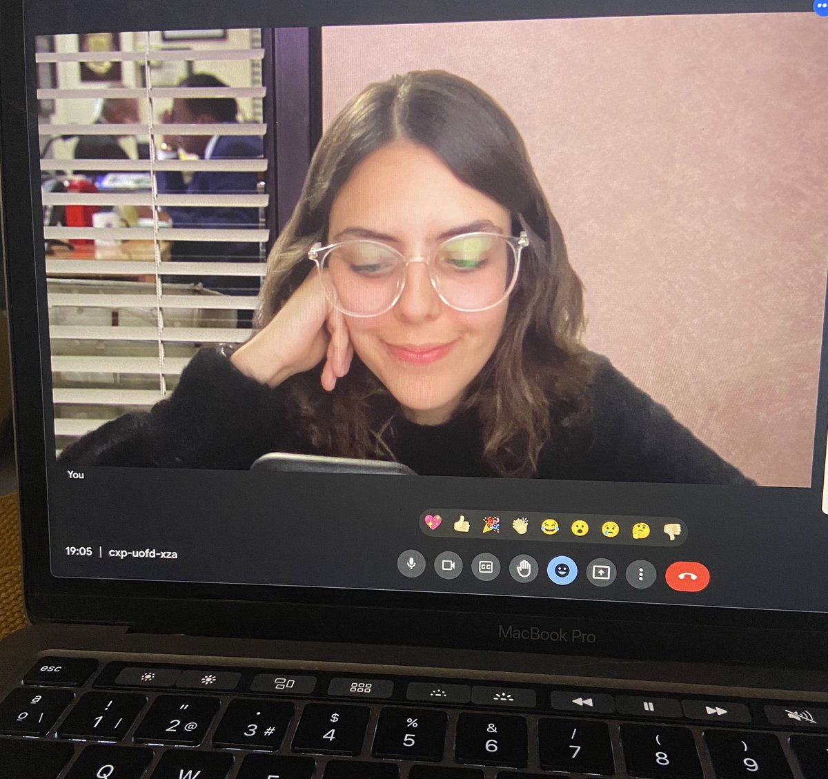 vicunhavicunha's tweet photo. eu só uso plano de fundo de the office em todas as reuniões, fico alternando entre esses 3

e simplesmente AMO que mta gente no meio da reunião olha assim 🤔 e me manda no privado “você ta no the office? kkk” https://t.co/eyatYA7ua6