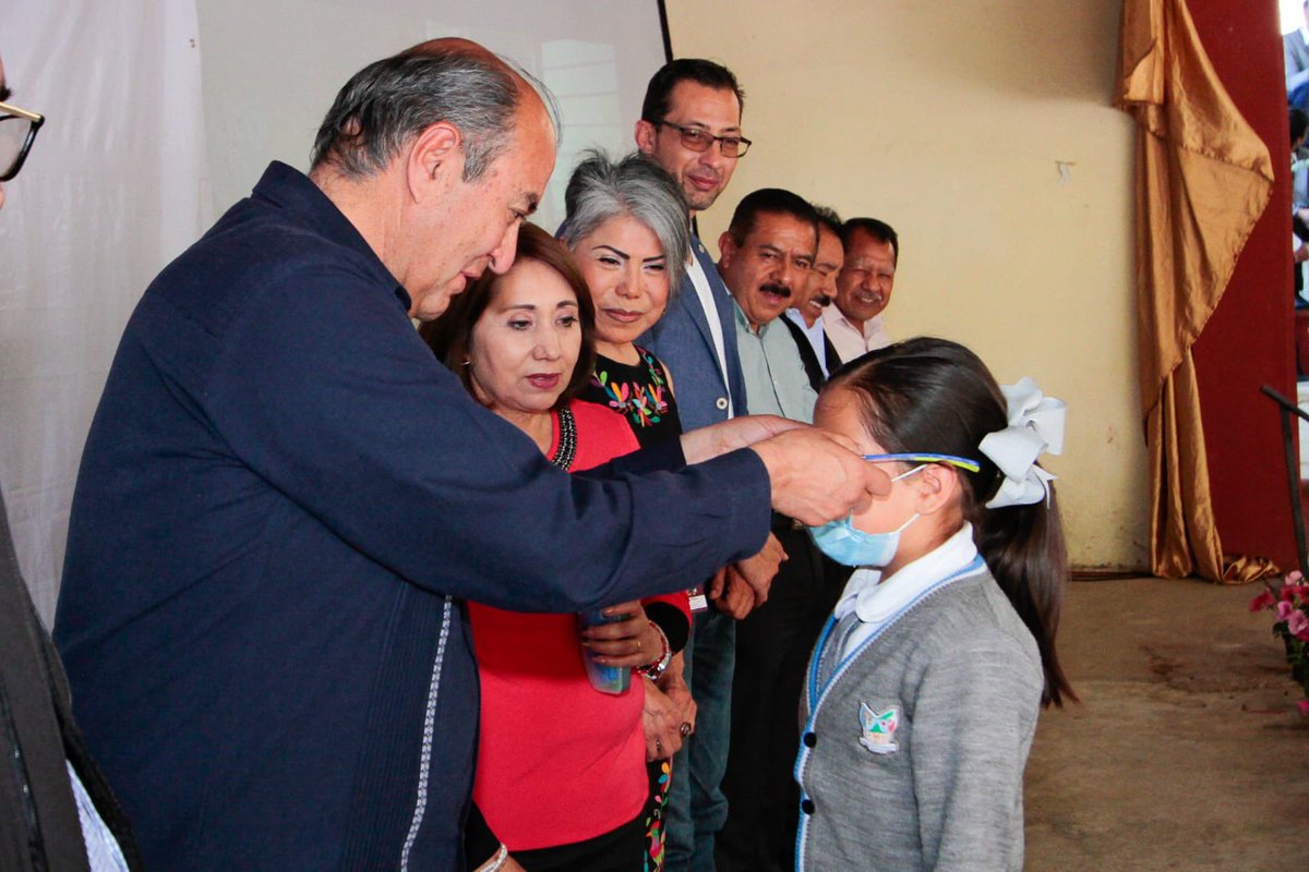 natycastrejonv's tweet photo. Aprecio la presencia de quienes hoy están con nosotros y agradezco especialmente a la comunidad de la secundaria general “Agustín Melgar” de #Chapulhuacán, por la manera tan cálida y grata de recibirnos, en la entrega de lentes del Programa #VerBienParaAprenderMejor

Soy el portavoz del saludo siempre amable y afectuoso del gobernador @juliomenchaca_, quien está encabezando un extraordinario esfuerzo para que atendamos y brindemos todos los apoyos posibles a las personas que viven en las localidades más alejadas.

#PrimeroLaEducación
#ConEducaciónHayTransformación #NatyCastrejón