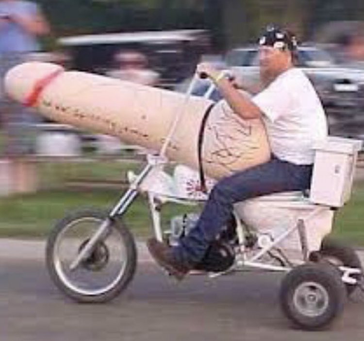 Siniestrauto's tweet photo. Cuando te dicen que tú moto es la poll* 😂👇👇👇

#motos #meme https://t.co/anqqXqfE00
