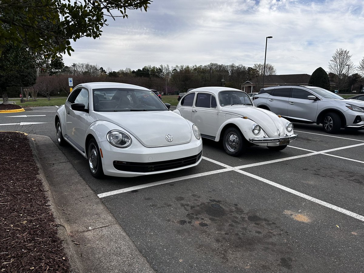 HarrisLue's tweet photo. Generation Gap… #VW #Beetle #PunchBug https://t.co/LhNQLmJrkj