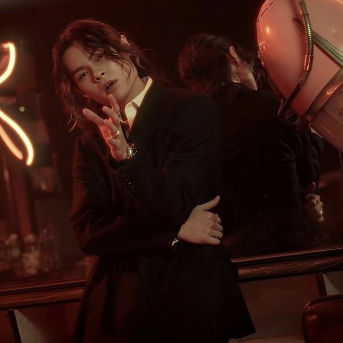 🎶 Check out #MIRROR 's debut English single "RUMOURS"! 🔥 Don't miss the charming and sexy Tiger 🐯 in their latest music video! #MIRROR_weare #MirrorRumours #TigerYau <a href="/TIGERYAUFANCLUB/">TIGER CONSERVATION</a> 
Which is best? Left or right?