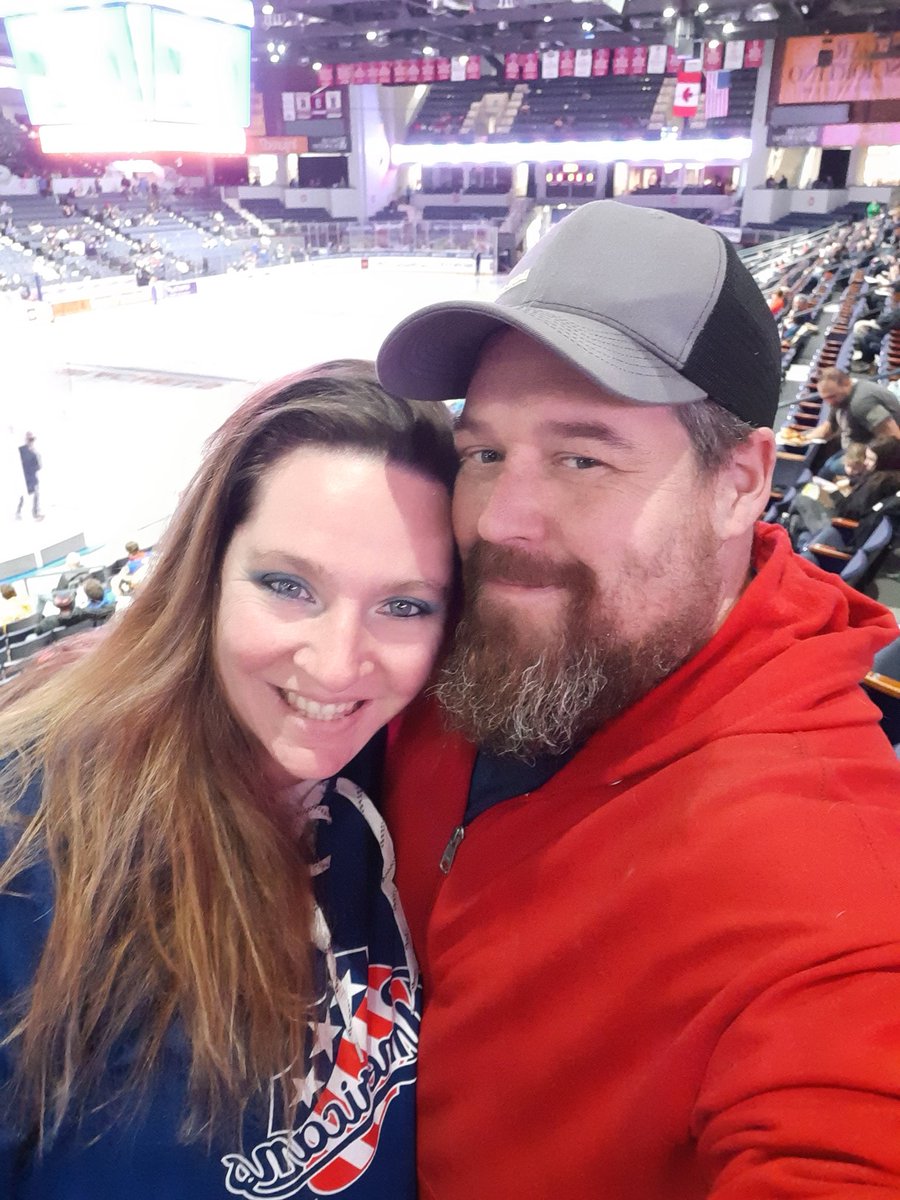 Hockey date night with my love <a href="/AmerksHockey/">Rochester Americans</a> #wellnowselfie <a href="/BlueCrossArena/">Blue Cross Arena</a>