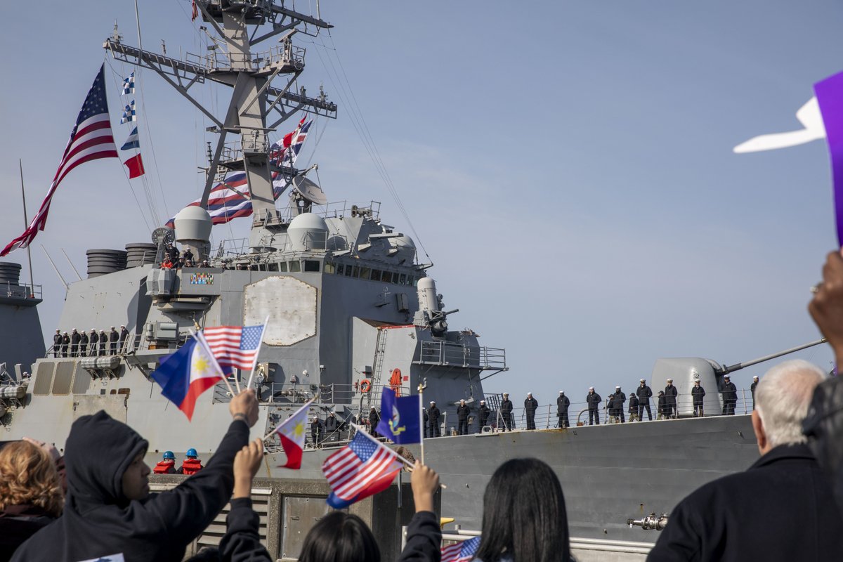 USNavy's tweet photo. #USNavy Photos of the Day:
1️⃣ @GHWBCVN77 #UNREP from @MSCSealift #USNSArctic in @USNavyEurope
2️⃣ @Warship_78 #FLTOPS with #VFA37 @US2ndFleet
3️⃣ @ussanchorage small boat ops in @US7thFleet
4️⃣ #USSBarry arrives at Naval Station Everett @cnrnw
👉 https://t.co/aZddB6i5NN https://t.co/N4fAYYjg3e