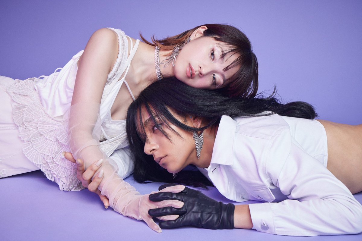 週末セール中女王蜂アヴちゃん着用TOGA PULLA ネイビー羽根ピアス 女王蜂 公式 on X: 