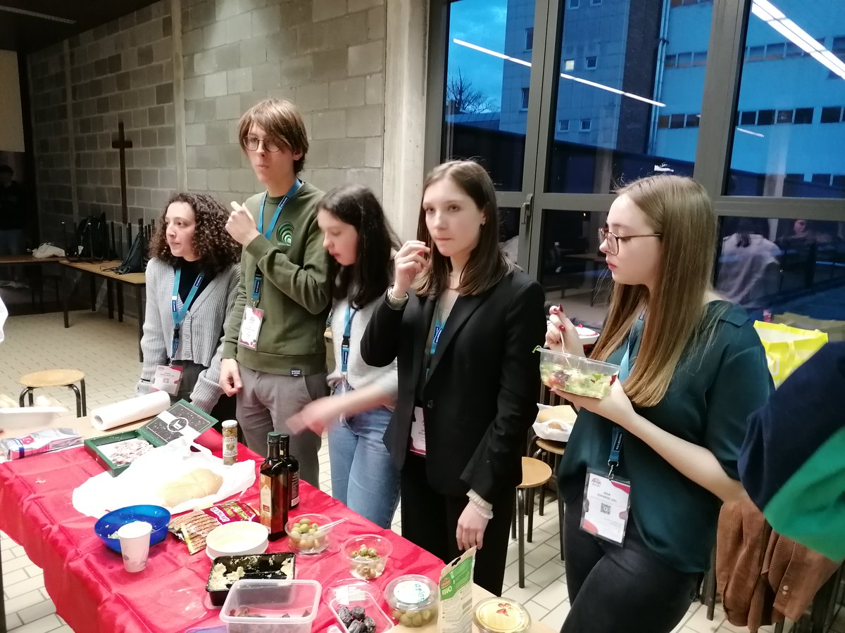 BAPitzemburg's tweet image. Vanaf vandaag t.e.m. vrijdag verblijven 9 leerlingen van #BusleydenAtheneum Pitzemburg en Caputsteen in @stadleuven voor de 29ste nationale bijeenkomst van @EYPBelgium @GO_onderwijs  #helemaalGO @StadMechelen @unescovl #SDG4 #SDG17