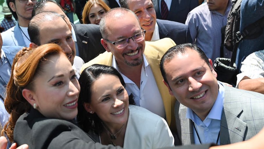 AlejandraDMV's tweet photo. Hoy me registré como Candidata ante el @IEEM_Mx. Este proyecto de reconciliación es de todas y todos los que queremos un futuro mejor. Dejemos atrás las descalificaciones y pasemos a las soluciones, cambiemos la división por la unidad. #AleDelMoral #UnidosPorEdoméx https://t.co/eI6FRQuCGj