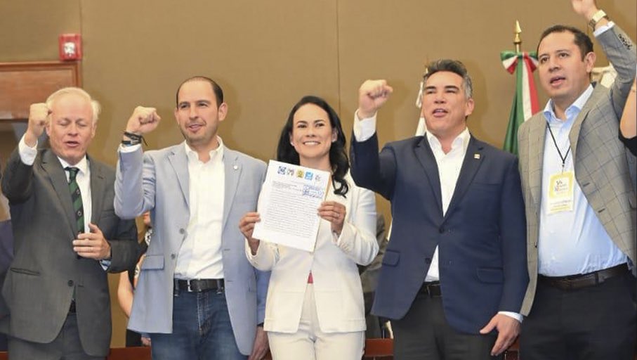 AlejandraDMV's tweet photo. Hoy me registré como Candidata ante el @IEEM_Mx. Este proyecto de reconciliación es de todas y todos los que queremos un futuro mejor. Dejemos atrás las descalificaciones y pasemos a las soluciones, cambiemos la división por la unidad. #AleDelMoral #UnidosPorEdoméx https://t.co/eI6FRQuCGj