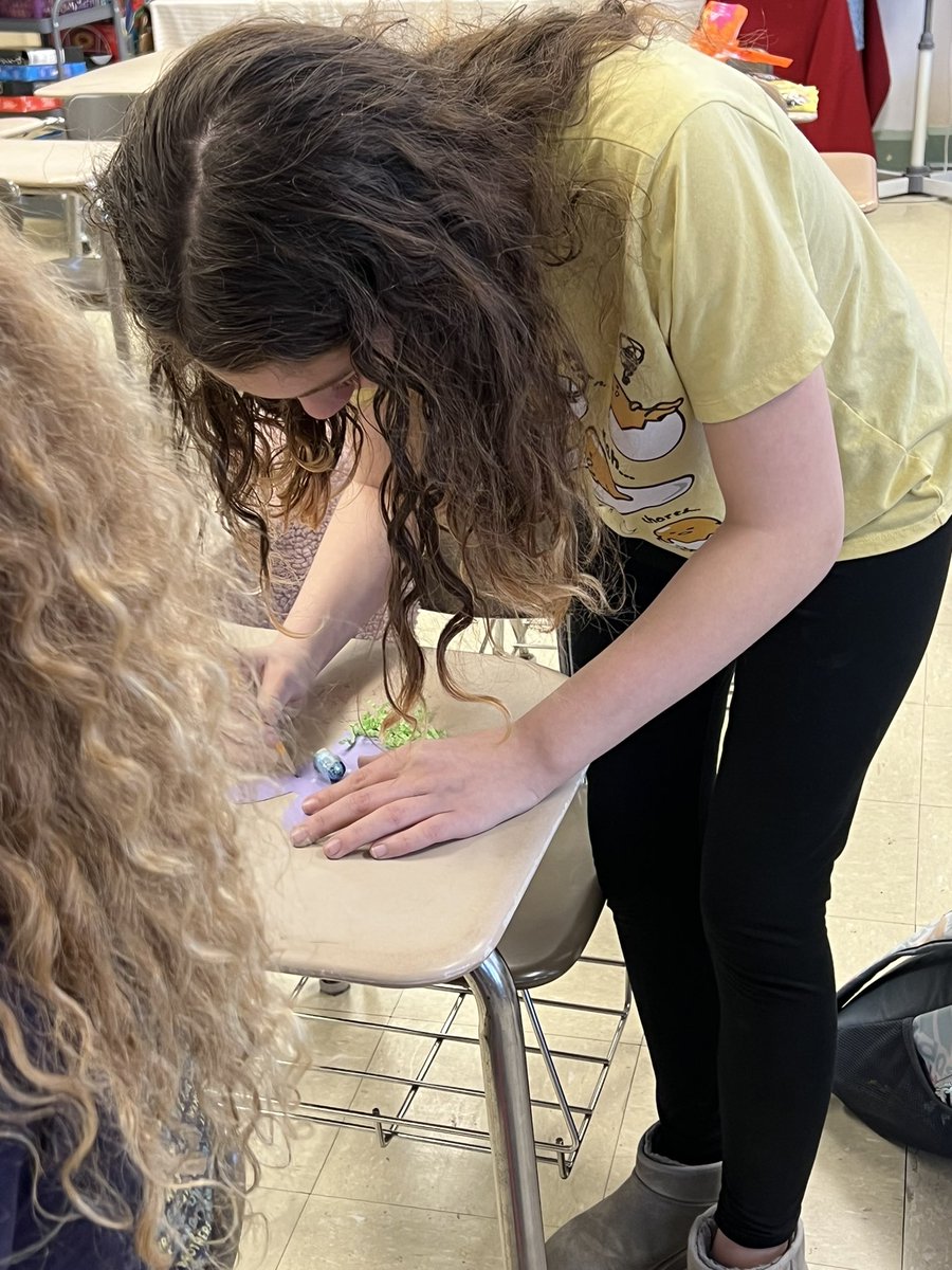 Miss_Mader's tweet photo. Our Dragons with a Purpose students were hard at work making spring candygrams 🍭🍬🍫🌼 https://t.co/r36HdXR2Dh