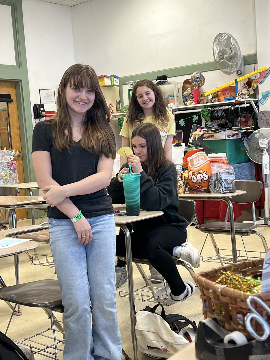 Miss_Mader's tweet photo. Our Dragons with a Purpose students were hard at work making spring candygrams 🍭🍬🍫🌼 https://t.co/r36HdXR2Dh