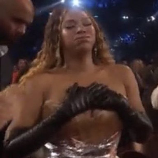 Espero que le operen las tetas a la peke, porque estoy harta de ver que el brasier le llegue al cuello