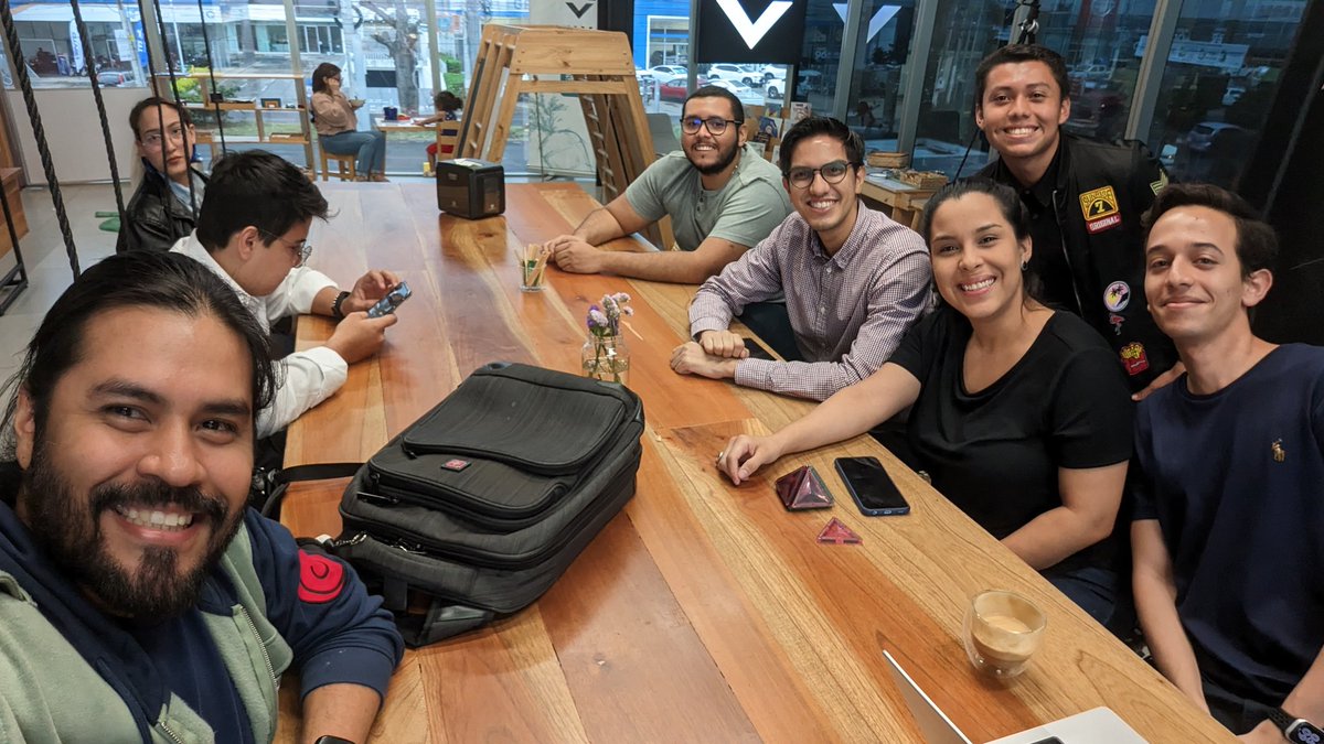 Frank_JCG's tweet photo. Iniciando con el #BitsAndBites del #GDG, un rato para conversar de #tecnologías https://t.co/AUcO68PzNk