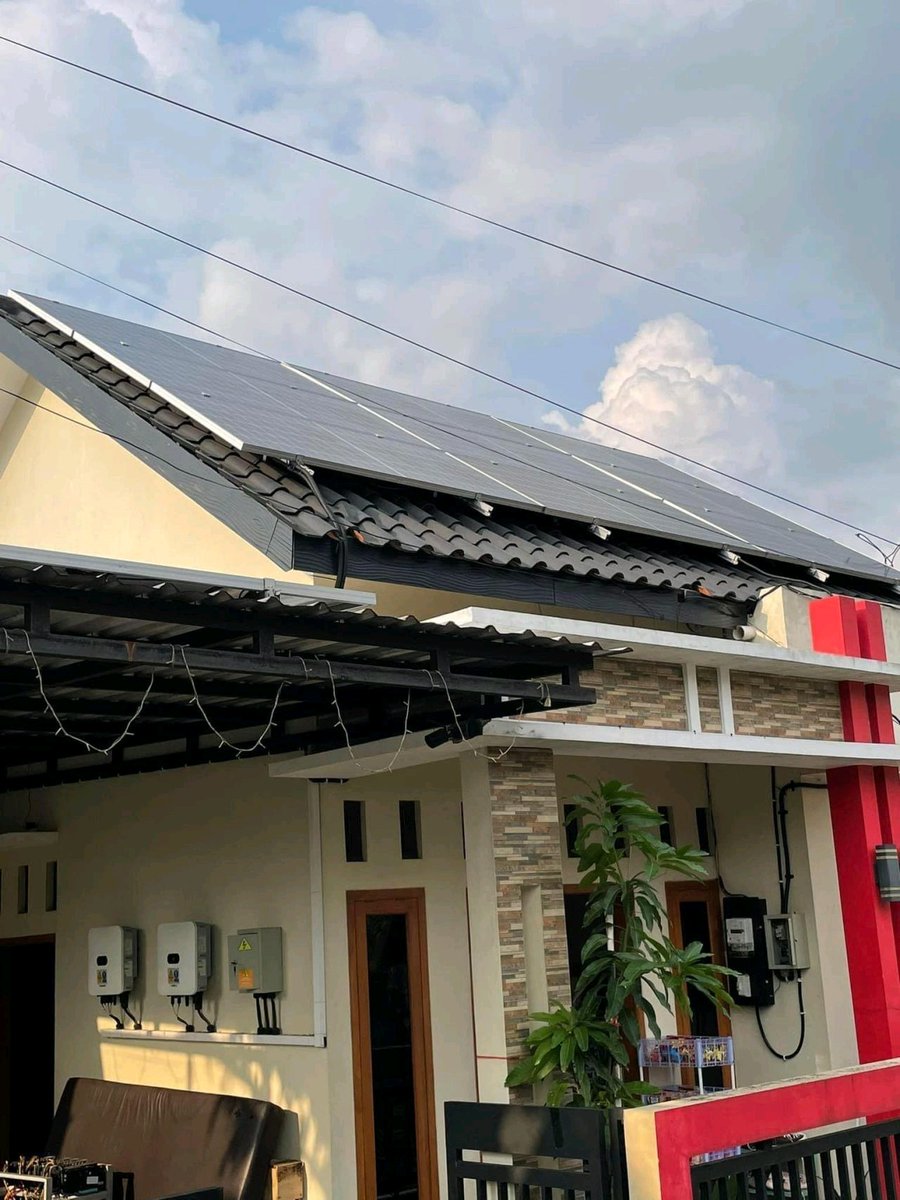 lucaxyzz's tweet photo. Mumpung lagi mudik ke rumah, mau pamer investasi solar panel 10 kWp yg luput dari aturan rungkad PLN dan generate return 15% p.a. Colek @ismailfahmi @SusantoMulyono2 👀 https://t.co/3algvfb5zf