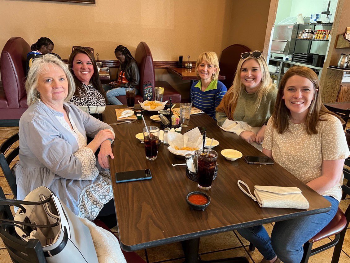 A grade level team that eats together, sticks together ! #gradelevelteam #firstgradeteachers #gradelevelplanning @FultondaleElem