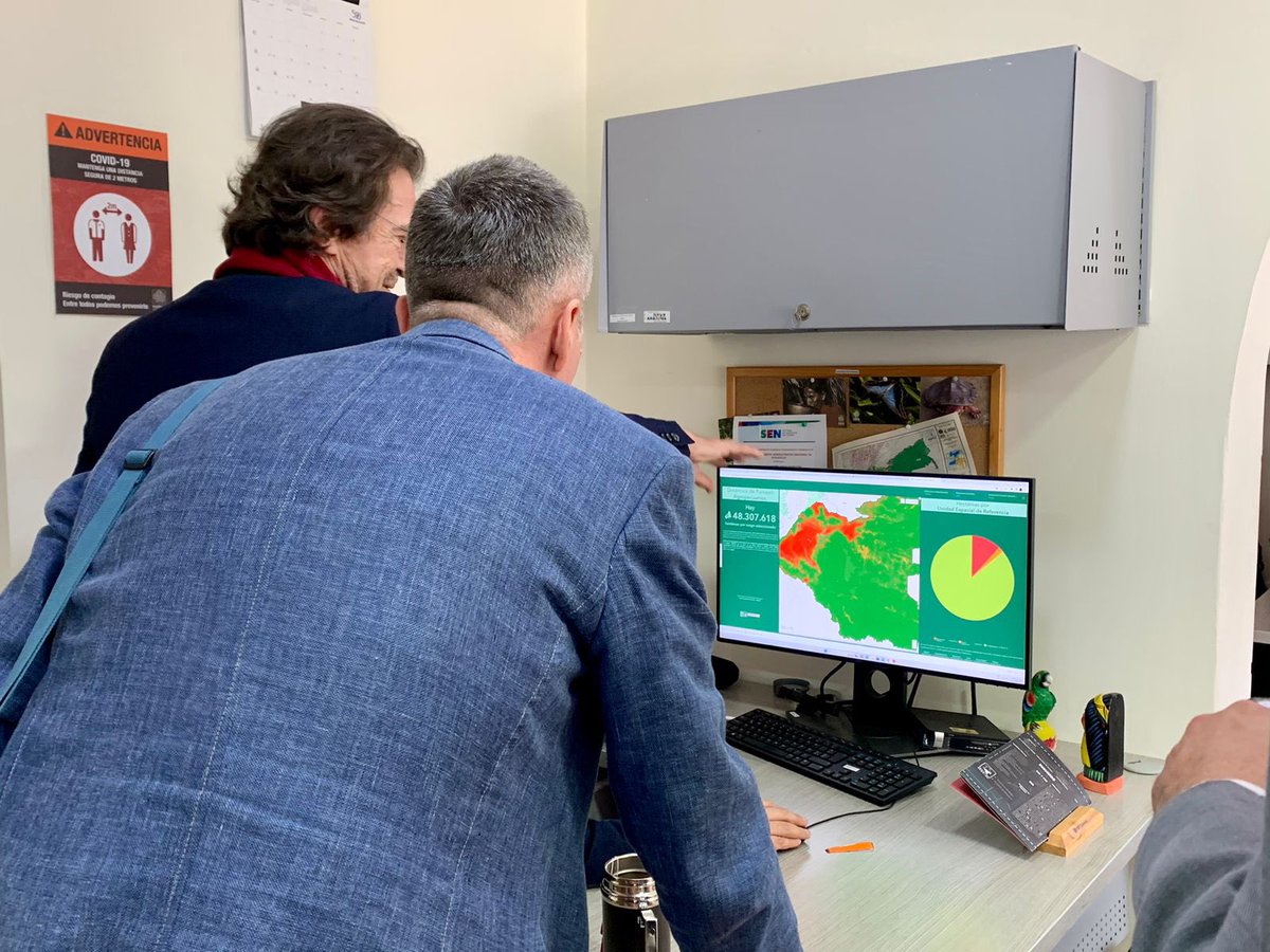 InstitutoSINCHI's tweet photo. Marco Erlich, Sub. Dir. Científico del #InstitutoSINCHI, guió la visita por las colecciones y los laboratorios 👩🏻‍🔬 El #SIAT-AC 🟢 y el Módulo de seguimiento al cumplimiento de los acuerdos locales de #conservación del bosque (#MoSCAL) fueron temas destacados en la conversación. 🌳 https://t.co/fNPdT3MRAi