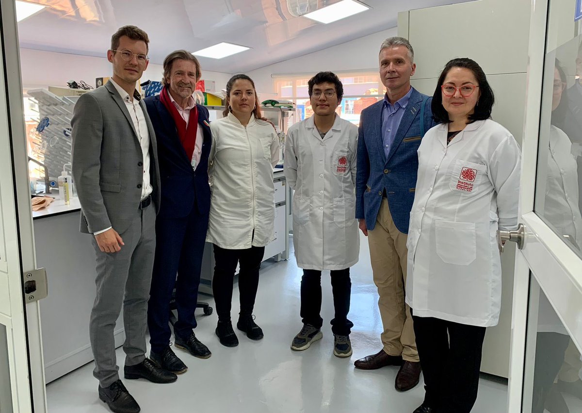 InstitutoSINCHI's tweet photo. Hoy tuvimos el gusto de recibir la visita 👣 de Tilan Borovich, Rector de la Universidad de Sopron, y el delegado de la @HungriaEmbajada 🇭🇺, a la sede enlace del #InstitutoSINCHI en Bogotá para conversar sobre las investigaciones que se adelantan sobre sistemas agroforestales.🍃 https://t.co/8BYKuA6mAD