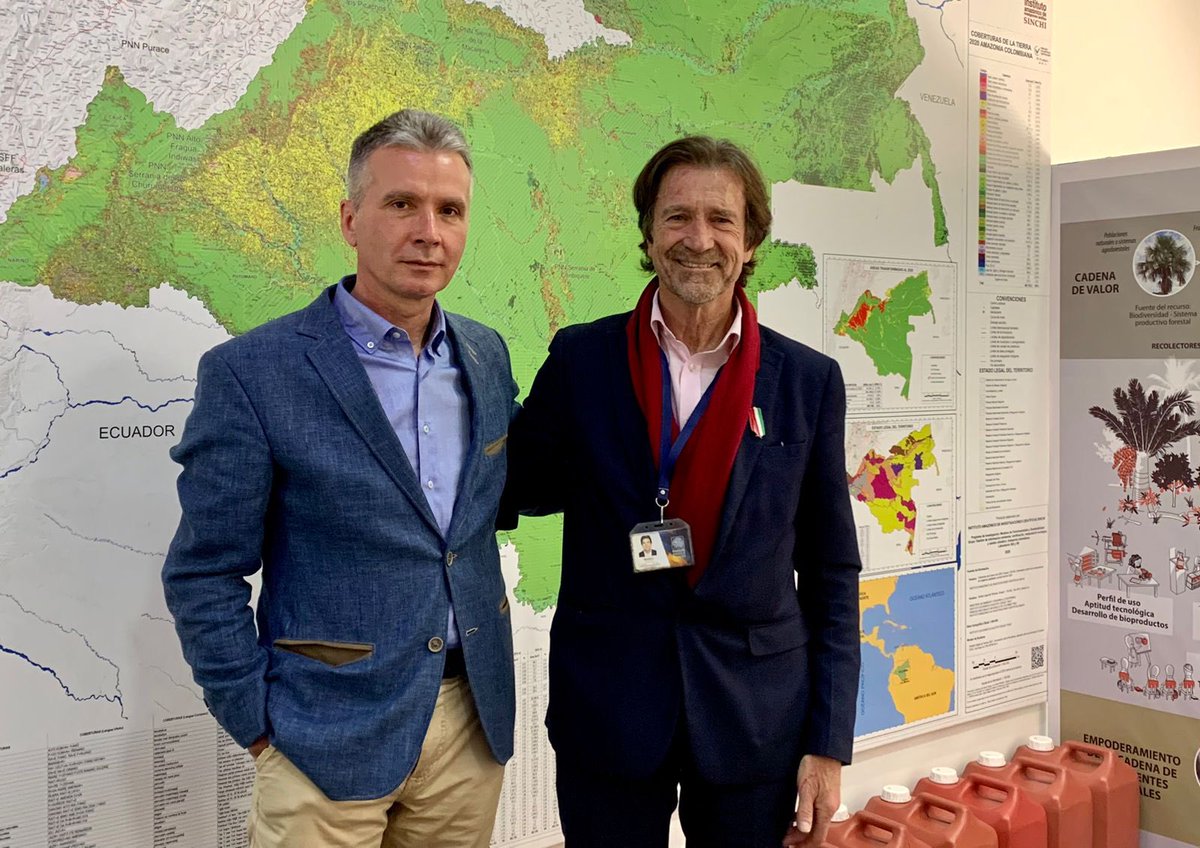 InstitutoSINCHI's tweet photo. Hoy tuvimos el gusto de recibir la visita 👣 de Tilan Borovich, Rector de la Universidad de Sopron, y el delegado de la @HungriaEmbajada 🇭🇺, a la sede enlace del #InstitutoSINCHI en Bogotá para conversar sobre las investigaciones que se adelantan sobre sistemas agroforestales.🍃 https://t.co/8BYKuA6mAD