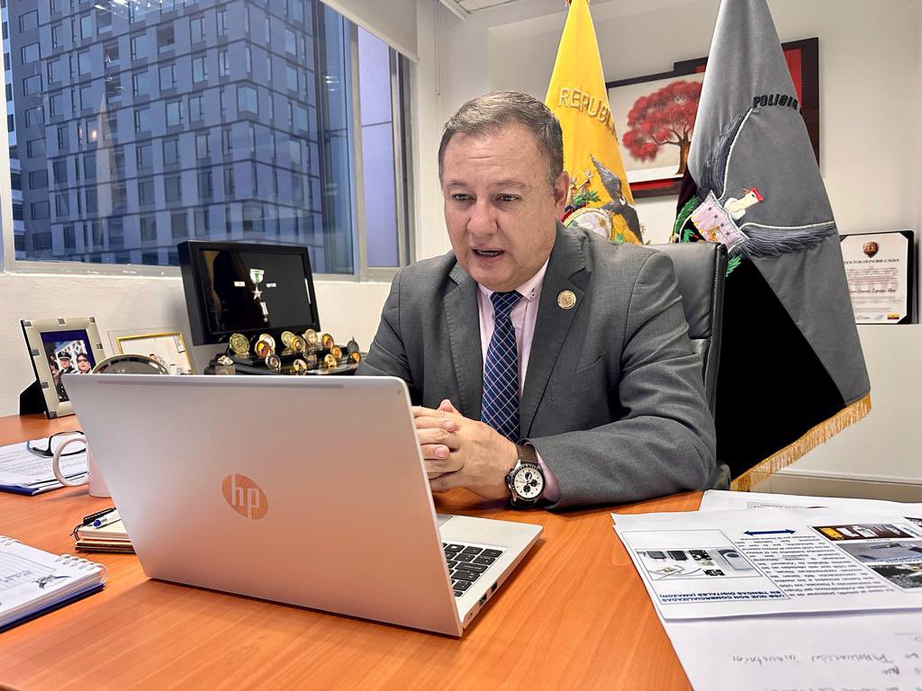 MinInteriorEc's tweet photo. En @notimundoec, el ministro @CapiZapataEC señaló que el Ecuador enfrenta al crimen organizado y desde el Estado estamos dando las respuestas. “Me solidarizo con los periodistas víctimas de estos ataques terroristas”, precisó. https://t.co/JjlimGCrX4