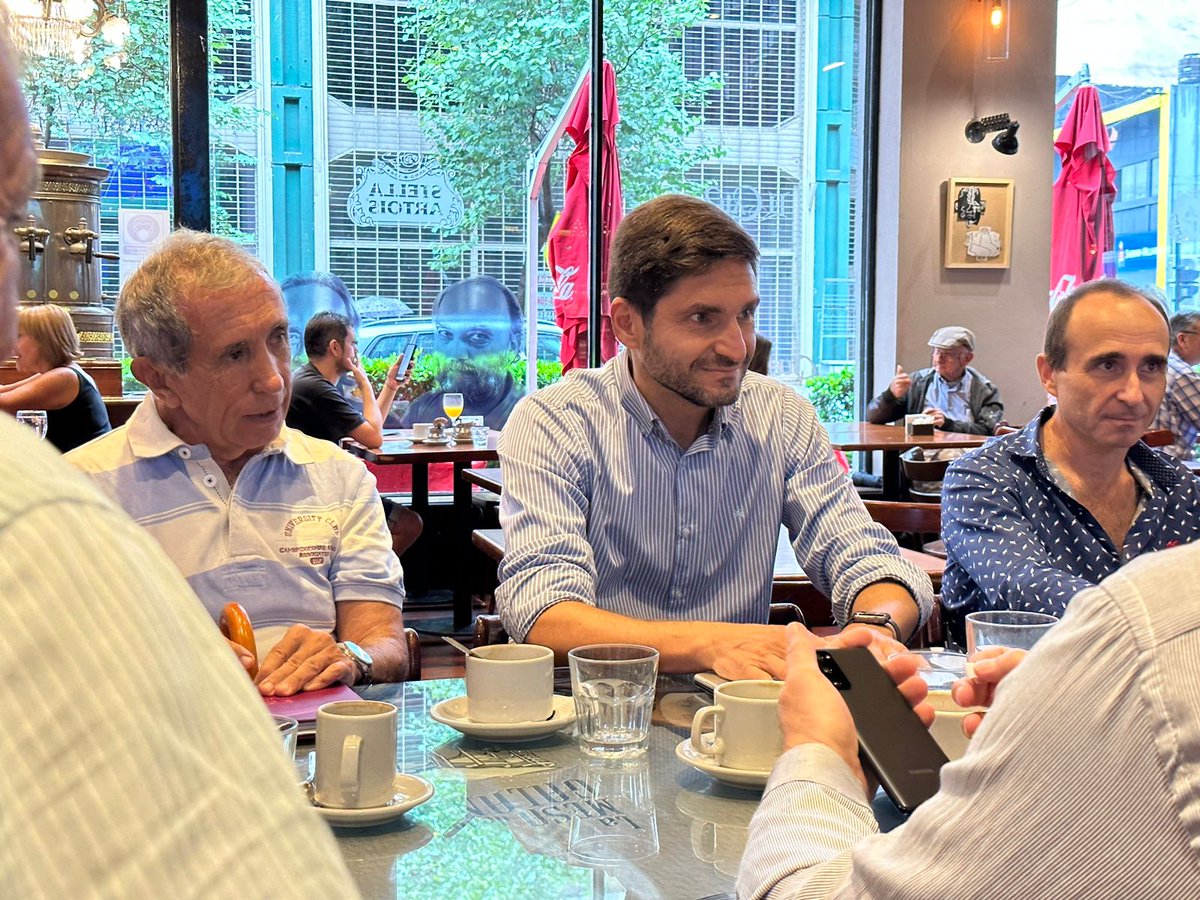 maxipullaro's tweet photo. En el tradicional bar El Cairo de #Rosario nos encontramos con un grupo de empresarios y profesionales para hablar sobre producción, empleo y seguridad. La ecuación parece simple: necesitamos recuperar la cultura del trabajo para construir ciudades menos violentas. 1/2 https://t.co/yIuf11J3cf