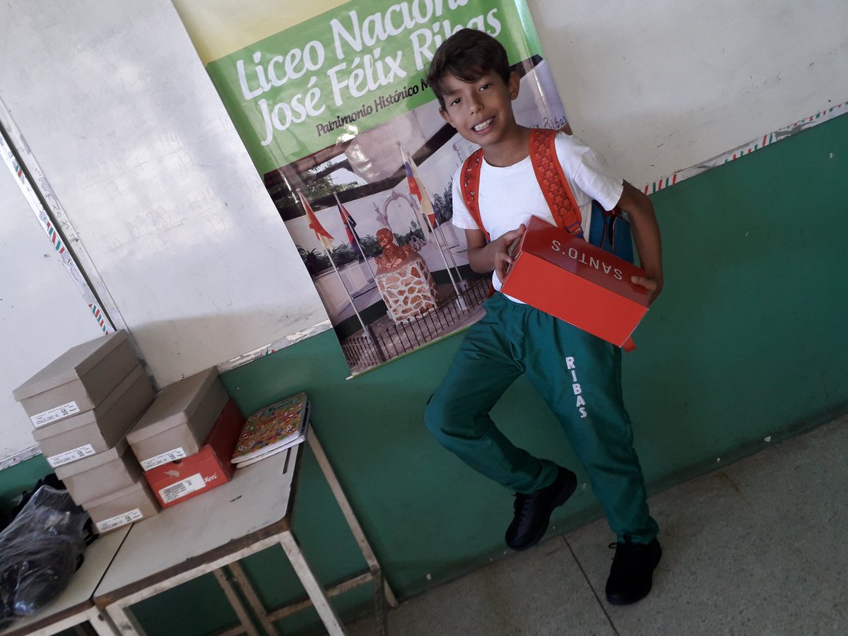 Con mucha alegría, hoy los estudiantes del Liceo Nacional José Félix Ribas reciben sus zapatos escolares gracias a las políticas educativas de nuestro Gobierno <a href="/_LaAvanzadora/">Yelitze Santaella</a>, <a href="/leoalvacabrera/">Prof. Leonardo Alvarado</a>, <a href="/MYovao120/">Yobany Marchena</a>. En <a href="/Ribas/">Ribas</a> y @Aragua la educación no se detiene.