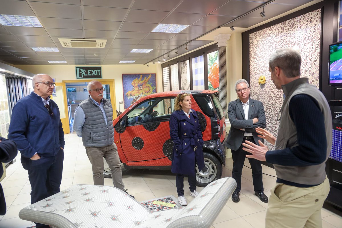 OrainIngurumena's tweet photo. ♻️@asensioji  ha visitado las instalaciones de #Reviglass, una empresa guipuzcoana situada en Bidania-Goiatz, pionera en la fabricación de mosaico de vidrio 100% reciclado.♻️

☀️💡Asimismo, en su apuesta por la ecología esta empresa ha instalado más de 1.200 placas fotovoltaicas. https://t.co/FBtUmcCxSy