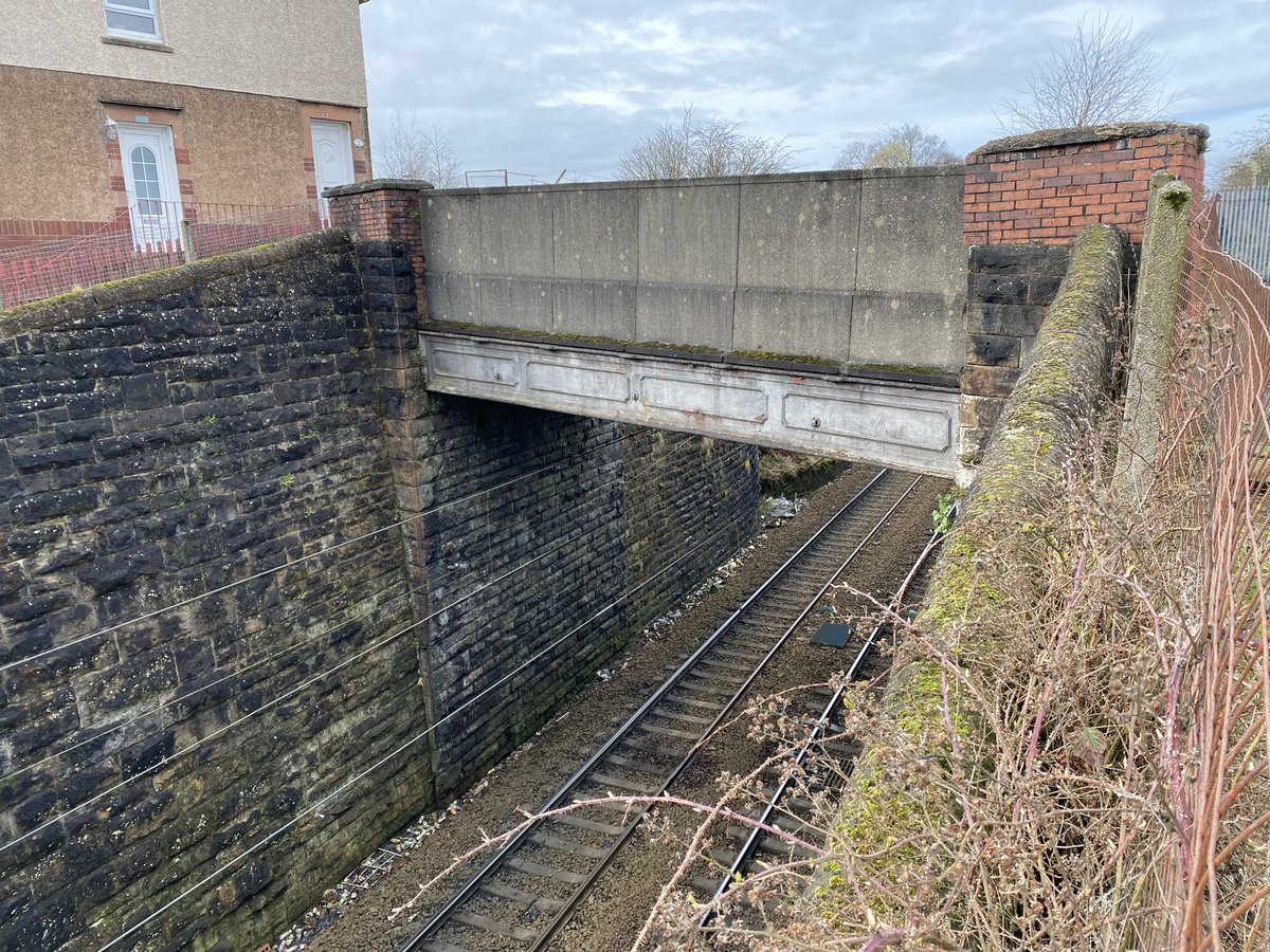 NL_Heritage's tweet photo. This footbridge spans the Edinburgh-Glasgow railway line near Blairhill Station in #Coatbridge connecting Blairhill with Gartsherrie

It’s much like any other footbridge, except for one unusual feature… 🧵1/10 https://t.co/KTOgDufQQ7