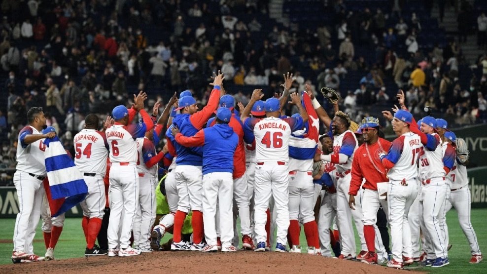 martinelgue's tweet photo. Tan bien están, que se fugan !

#Cuba regresó a La Habana con un hombre de menos.
Iván Prieto González, quien era el receptor de bullpen de la selección que participó en el Clásico Mundial de Béisbol, se quedó en Miami después del choque del domingo contra Estados Unidos https://t.co/W7xGnW0KA0