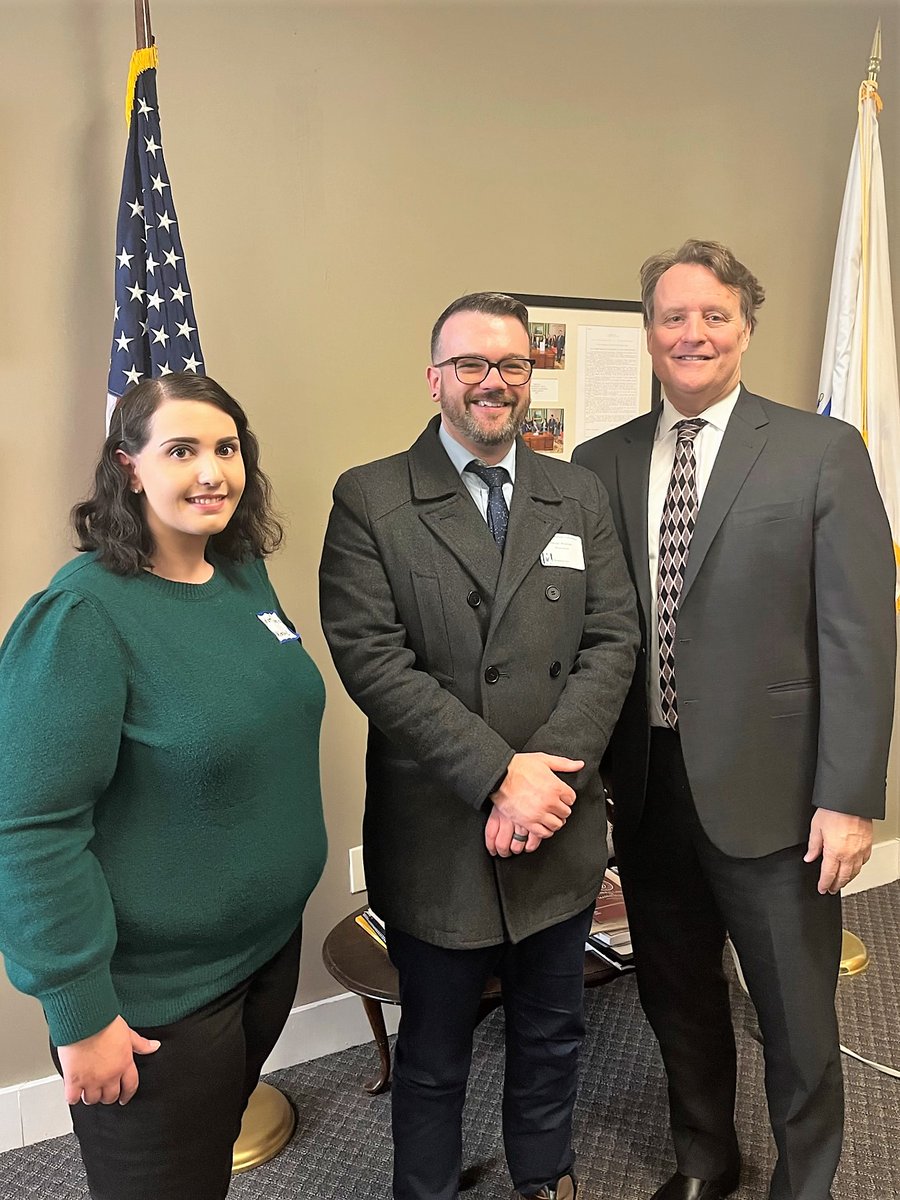 SenMikeMoore's tweet photo. I met with leaders from @Worcester_PL last week to discuss their new AutoLend Library program — kiosks that lend books just like your librarian does — now located within Union Station, Central Community Branch YMCA, and Worcester Senior Center!

So thrilled by this great program! https://t.co/mSuOhC8AtE