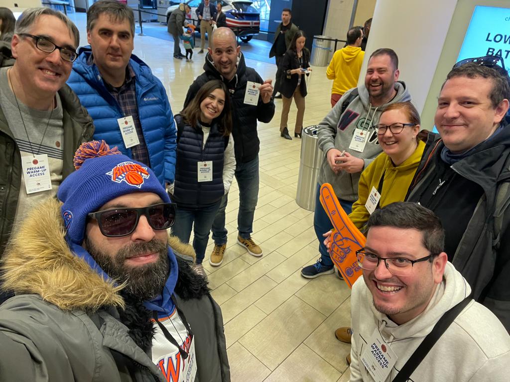 PlanetaNBA's tweet photo. VIAJE A NUEVA YORK!!! ✈️🗽
Los #Planetiers llevan desde el sábado en NY disfrutando como niños.
Hoy les toca ver el CLE-BRO y después jugarán una hora de pachanga en el Barclays Center.
@BhaDaZooBros @AntonioGil_SOSE @CarlosBisq, Jordi Molins, Kankyluque, Velawer, Nikian... https://t.co/gMt7TTPLG3