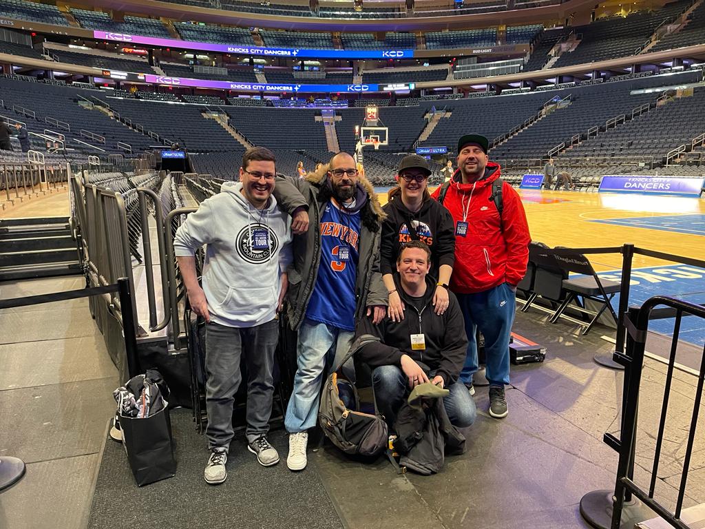 PlanetaNBA's tweet photo. VIAJE A NUEVA YORK!!! ✈️🗽
Los #Planetiers llevan desde el sábado en NY disfrutando como niños.
Hoy les toca ver el CLE-BRO y después jugarán una hora de pachanga en el Barclays Center.
@BhaDaZooBros @AntonioGil_SOSE @CarlosBisq, Jordi Molins, Kankyluque, Velawer, Nikian... https://t.co/gMt7TTPLG3