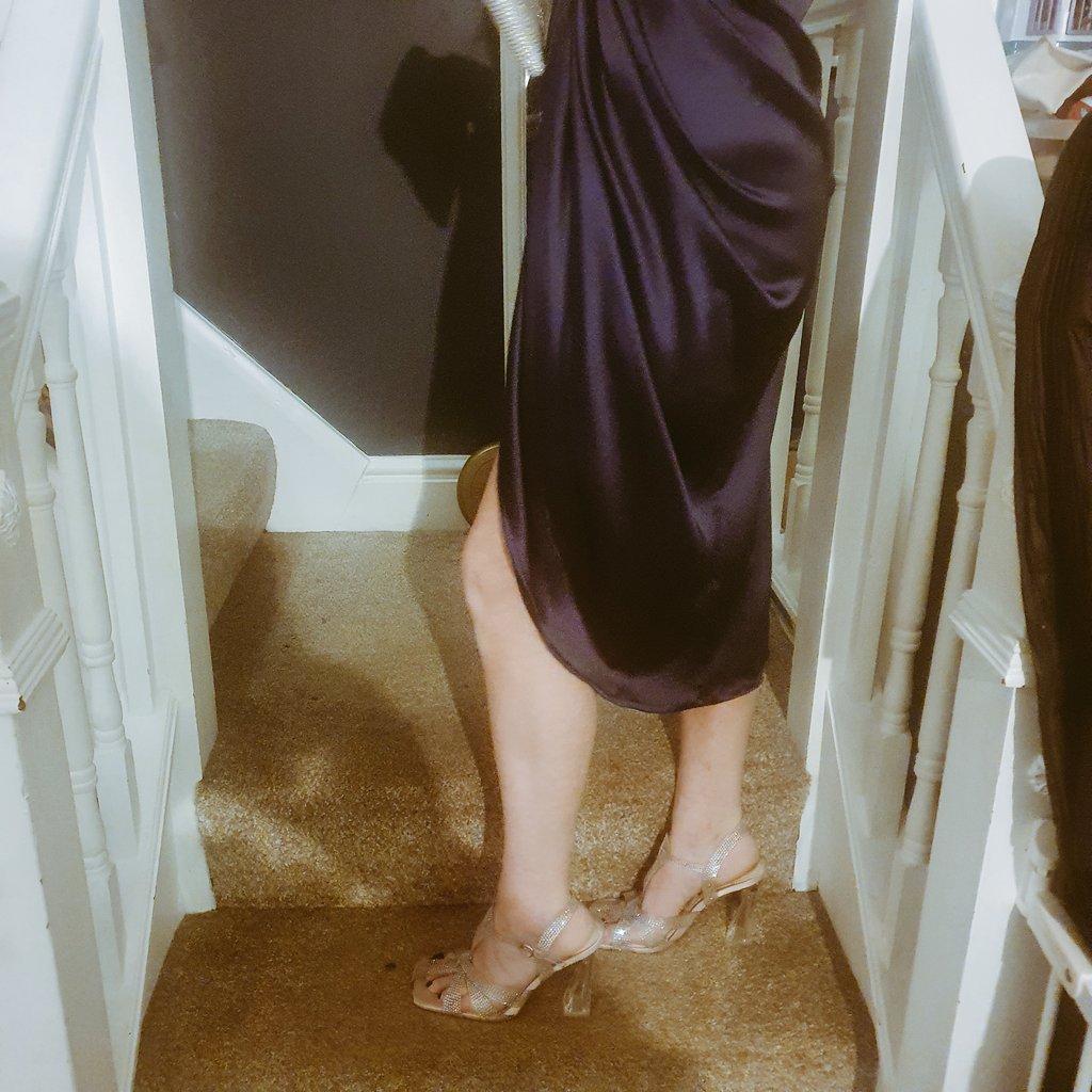 footqueen300's tweet photo. Im going out and your paying. 

£100 - night out 
£50 - taxis 
£150 - meal

Get paying piggies 🐷 

Cashcow-findom-paypig https://t.co/MrmQeFx7eY