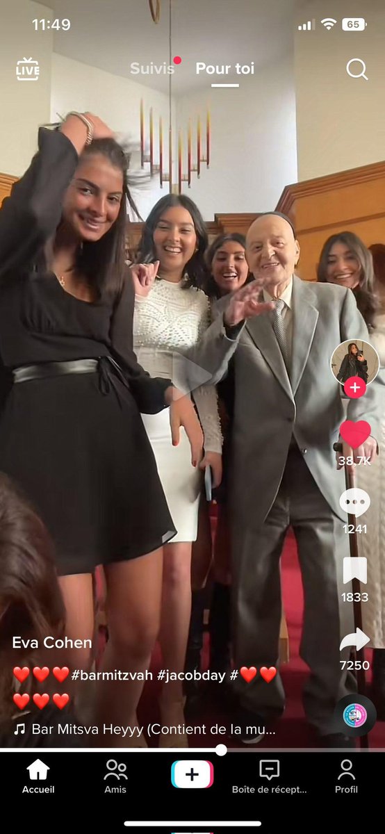 Spider_Jeru's tweet photo. Une jeune fille fait un live tik tok pour la bar mitsva d'un garçon de sa famille je vous laisse admirer les commentaires https://t.co/c83vJYb0KE