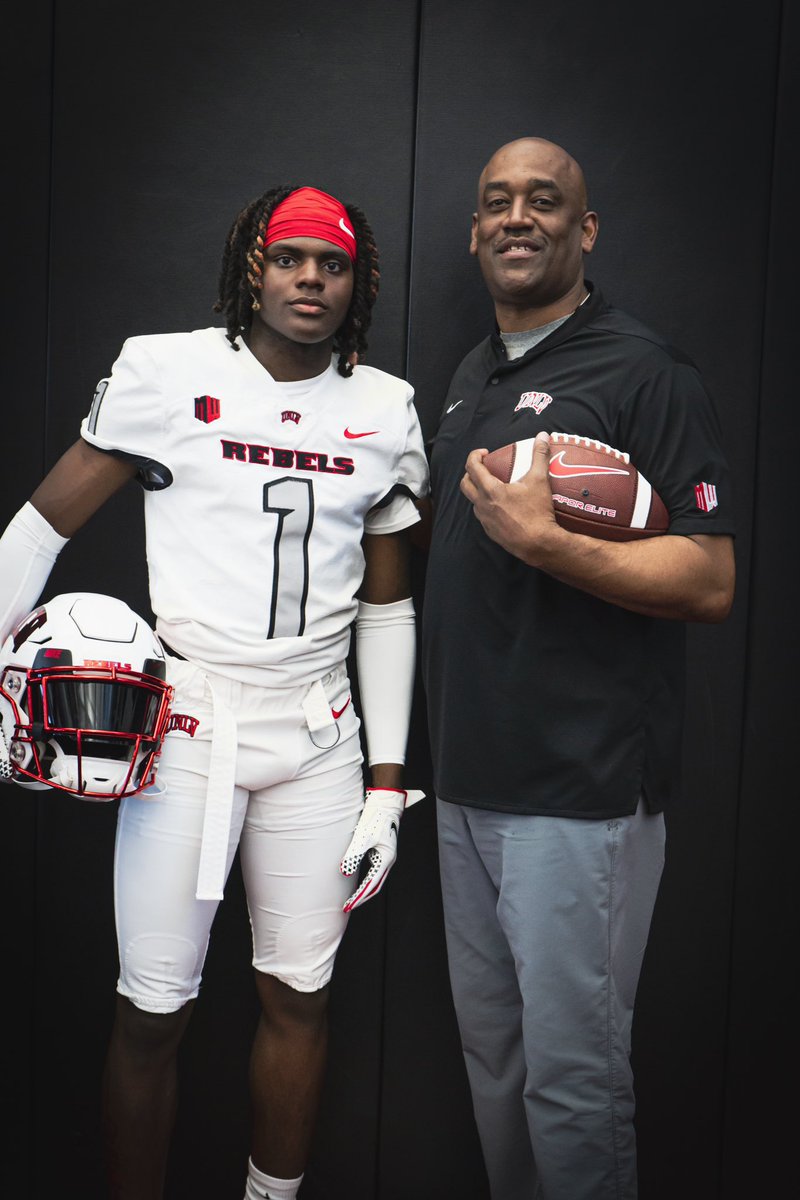 Had a great Visit at UNLV!!🎰🎲 #BEaREBEL <a href="/unlvfootball/">UNLV Football</a> <a href="/bradodom/">Coach B.O.</a> <a href="/dalex3333/">Del Alexander</a> <a href="/MPCLoboFootball/">MPC Lobo Football</a>