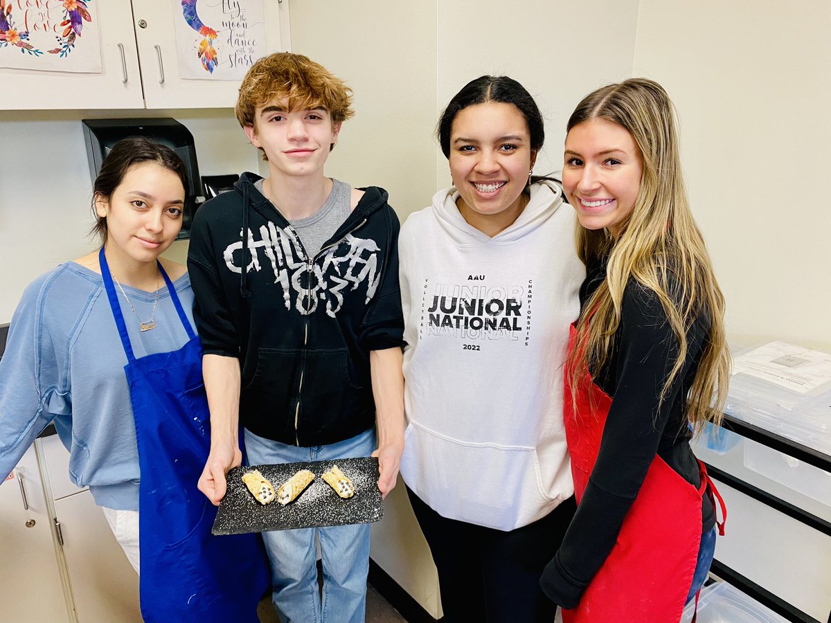 LHS210Wilcoxen's tweet photo. Pizzelle Cannoli ๐ฎ๐น ๐ #Italy #InternationalCooking #WeAreLemont #CTE #FCS https://t.co/fOqltlnJyx