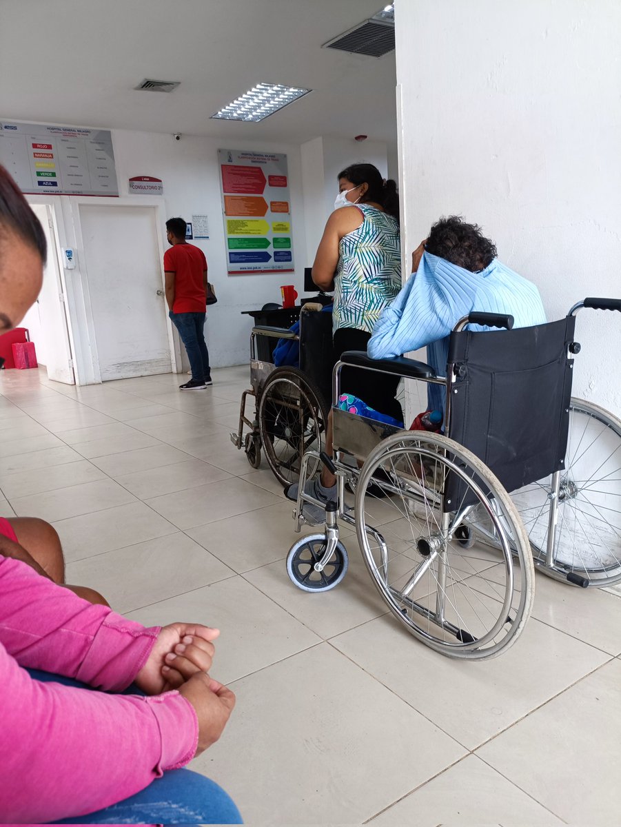 Daniel_24s's tweet photo. @IESSec Mas de una hora esperando sin nadie en la espera y nunca me llamaron tuve que irme a un medico particular para ser atendido, por eso que la gente pobre se muere. https://t.co/sLs6GhOSqL