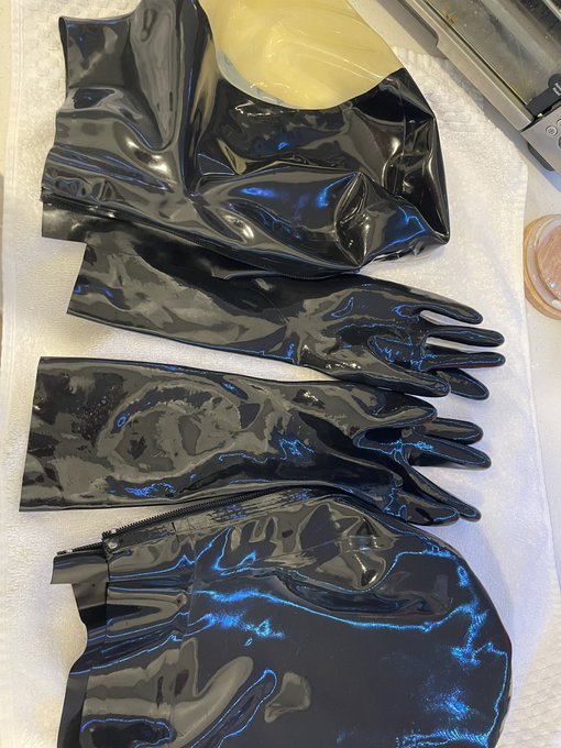 Freshly shined ☺️ https://t.co/YQvpGuX3BO<a href="/tag/kigurumi"class="tags"><span>#kigurumi</span></a><a href="/tag/dreammask"class="tags"><span>#dreammask</span></a>