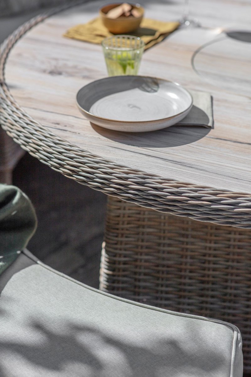 This set would make you the ultimate host for your guests🤩 

📸Bergen Curved Modular Set with Gas Firepit 

How many days is it until summer now? 

#outdoorliving #furniture #lgoutdoor #diningset #firepit