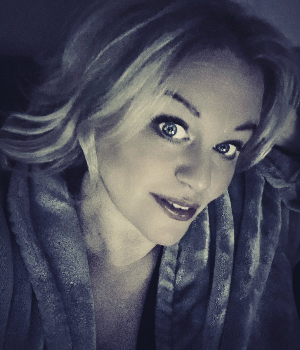 Tinka_Labell's tweet photo. So. Couch. Bademantel.
Und was gucken wir jetzt im Fernsehen? https://t.co/PbVDfKINQ7