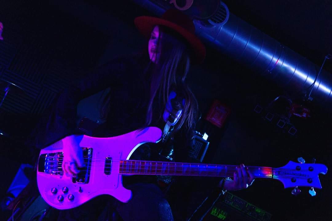 Not the best lighting, but luckily the white ricky always shines through.

Will be performing with <a href="/divapurpleband/">Diva Purple</a> next weekend.

31st March - Essex Arms, Brentwood
1st April - Colchester Arts Centre

Get your tickets here
ents24.com/uk/tour-dates/…

#mistressofgroove #ghsstrings