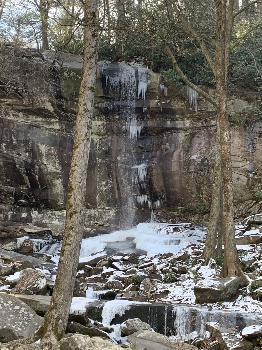 TedHiff's tweet photo. Snow, how’s it going in your neck of the woods? We have snow in the @GreatSmokyNPS! Top of Rainbow Trail! #TimeToHike https://t.co/iaIzaB8Iw2