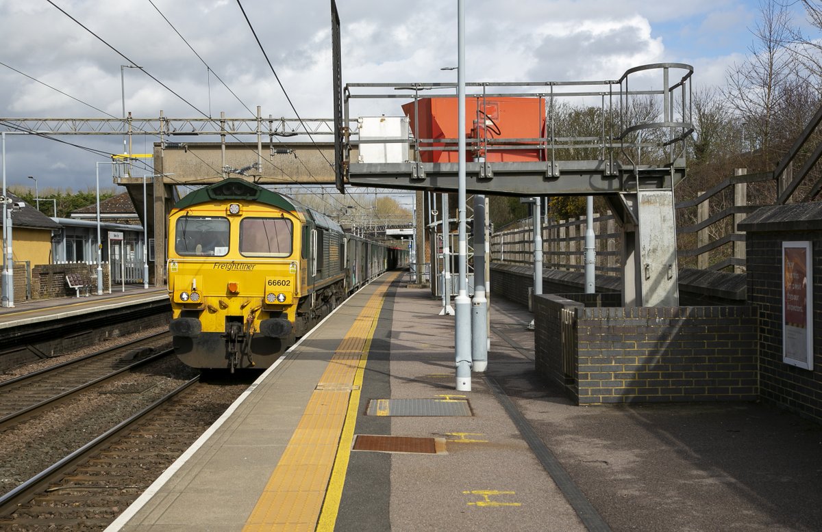 kwpartlow's tweet image. Freightliner Class 66/6 No.66602 at Marks Tey on 21st March 2023 with 6M81 14:10 Marks Tey Flhh-Tunstead empty boxes.#class66 #MarksTey